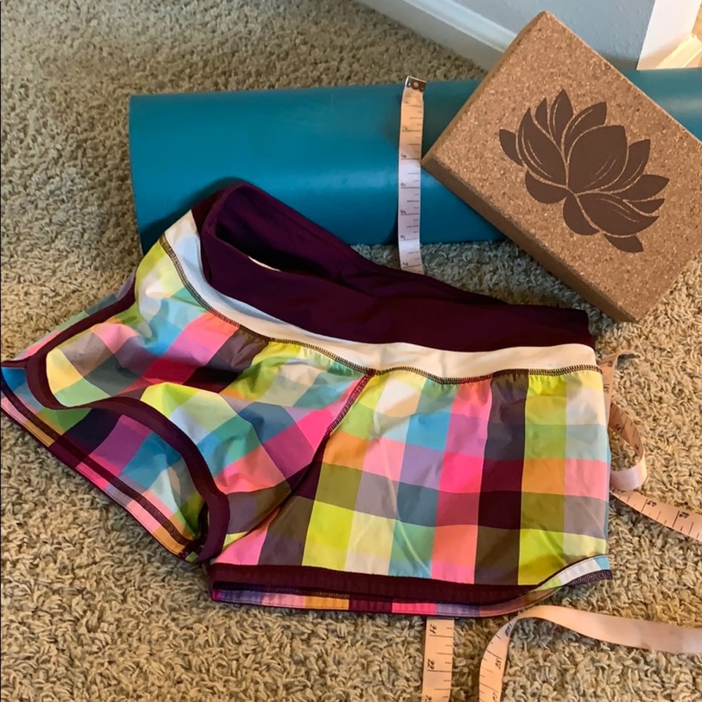 Lululemon running shorts. Sz: 6, multi-color quilt
